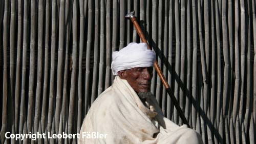 A08_057 TanaSee Priester