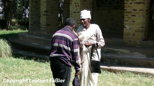 A08_067 Priester Glaeubiger