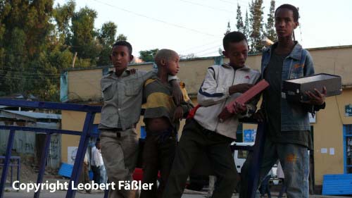 A08_107 Gondar Strassenverkaeufer