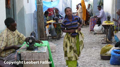 A08_295 Harar Naehergasse